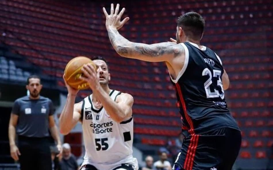 Flamengo e Corinthians em jogo do NBB (Foto: Beto Miller)