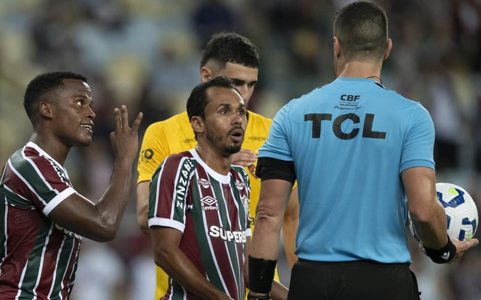 Jogadores do Fluminense reclamam com a arbitragem sobre anulação de pênalti