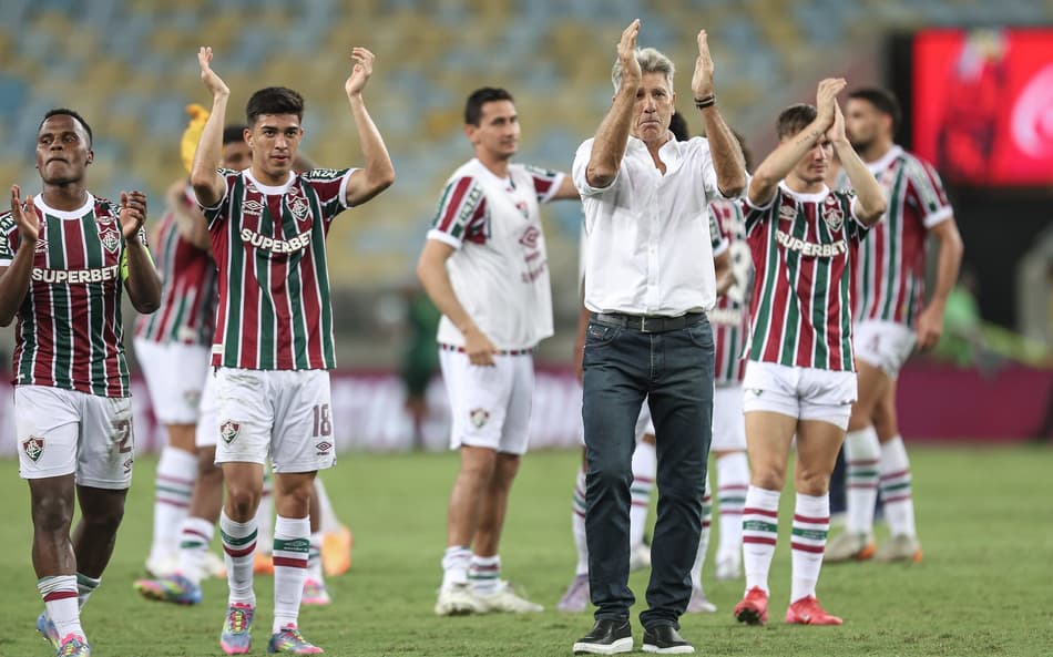 Renato Gaúcho e jogadores do Fluminense agradecem aos torcedores após vitória sobre o Sport pelo Brasileirão