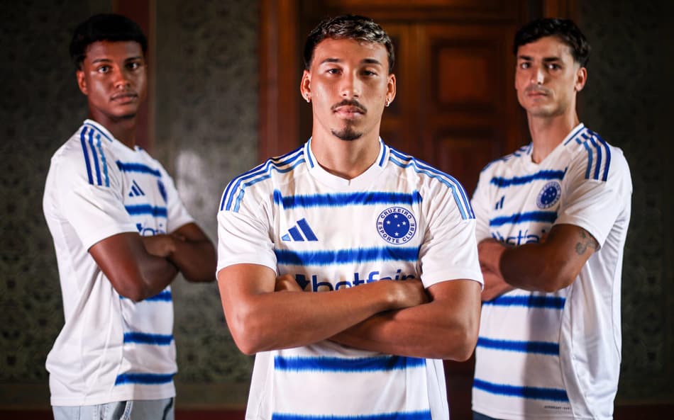 Japa, Dinenno e Ruan Índio com a camisa branca do Cruzeiro (Foto: Divulgação)