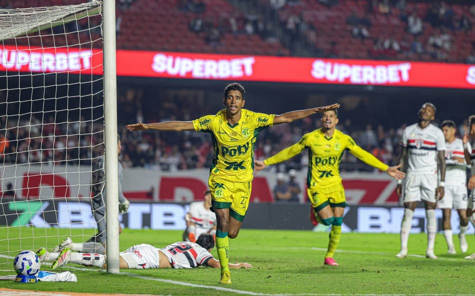 Gabriel comemorando um dos gols do Mirassol (Foto: JP Pinheiro/Agência Mirassol)