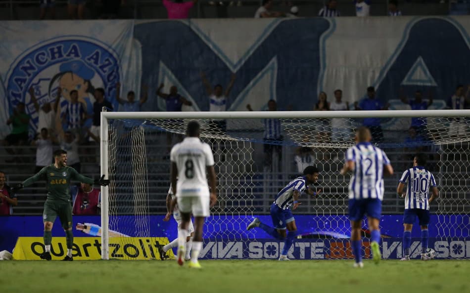 Grêmio perdeu para o CSA de virada, por 3 a 2, pela Copa do Brasil. (Foto: Marlon Costa/AGIF)