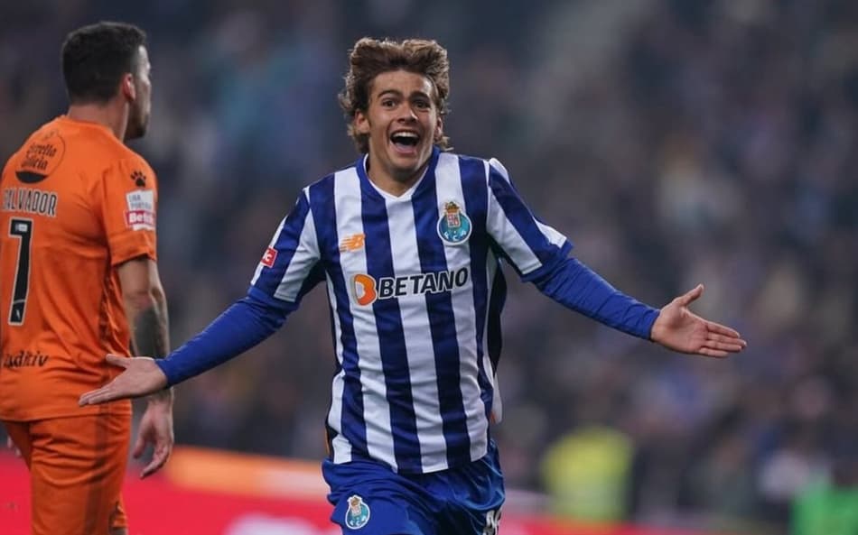 Rodrigo Mora comemora gol pelo Porto