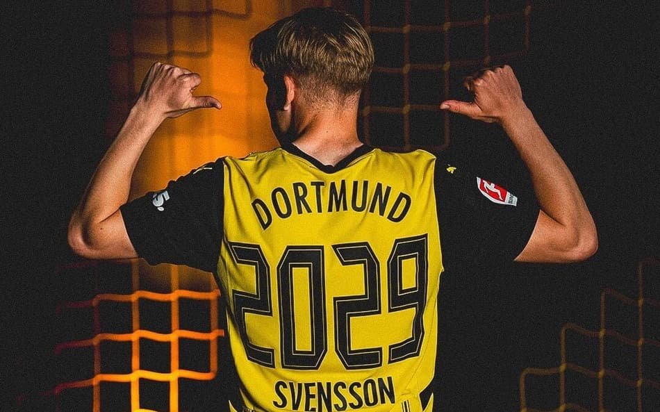 Daniel Svensson exibe camisa com data de novo contrato com o Borussia Dortmund