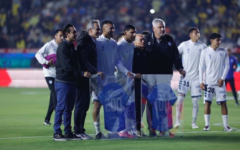 Gustavo Carbal é homenageado pelos 200 jogos no Pachuca