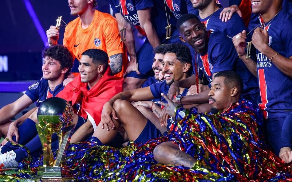 Jogadores do PSG comemoram título do Campeonato Francês