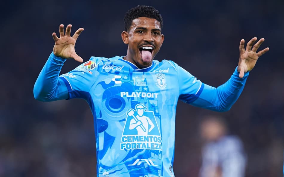 John Kennedy comemora gol pelo Pachuca