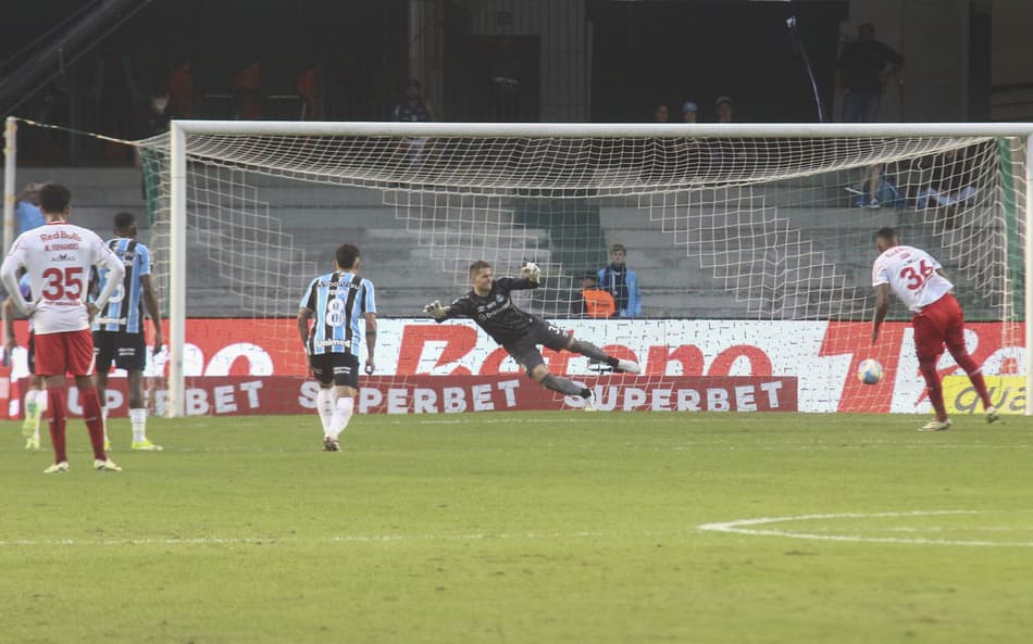 Luan Cândido, atualmente no Grêmio, marcou um dos gols da vitória do RB Bragantino em Curitiba, em 2024. (Foto: Gabriel Rosa Machado/AGIF)