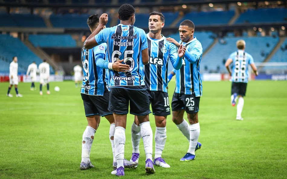Jogadores do Grêmio comemoram gol da vitória sobre o Sportivo Luqueño-PAR. (Foto: Lucas Uebel/Grêmio.)