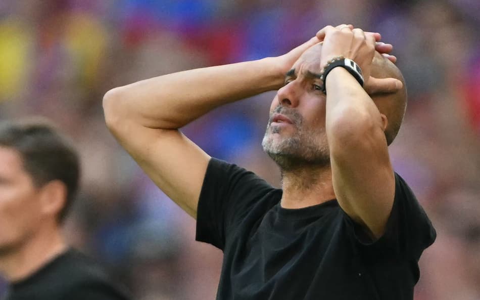Guardiola coloca as mãos na cabeça durante derrota do Manchester City para o Crystal Palace