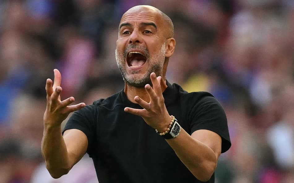 Guardiola reage durante derrota do Manchester City para o Crystal Palace, na final da Copa da Inglaterra
