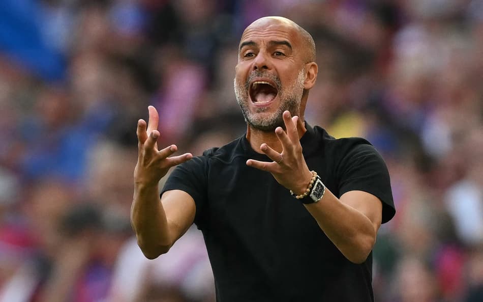 Guardiola reage durante derrota do Manchester City para o Crystal Palace, na final da Copa da Inglaterra