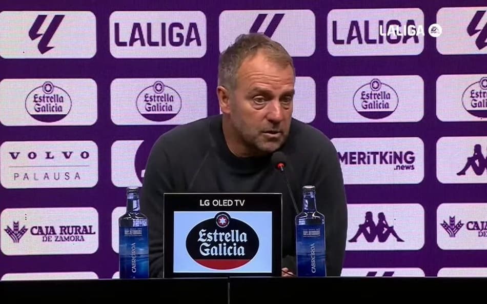 Hansi Flick em coletiva de imprensa após vitória do Barcelona sobre o Real Valladolid, por La Liga (Créditos: reprodução/La Liga)