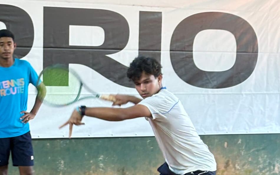 Valtinho Albuquerque, da Rocinha, bate na bola, observado por Cauã Santos