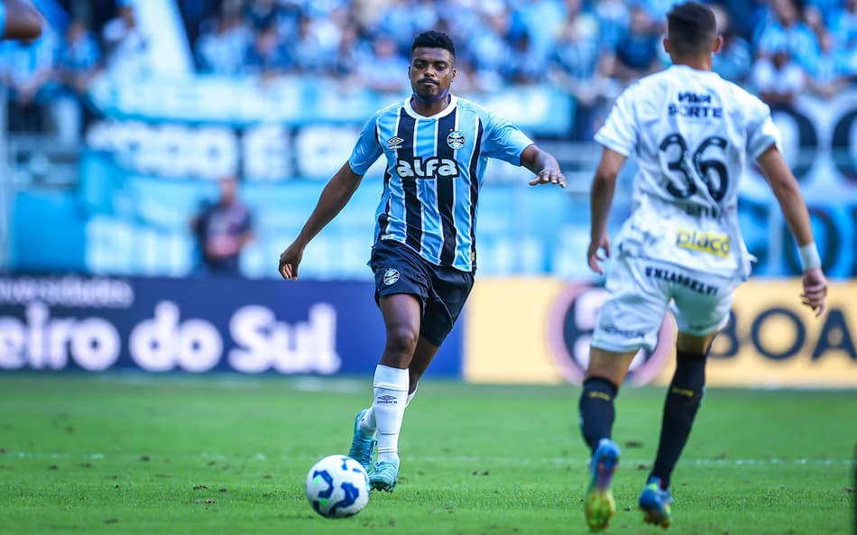 Jemerson com bola na vitória do Grêmio sobre o Santos. (Foto: Lucas Uebel/Grêmio FBPA)