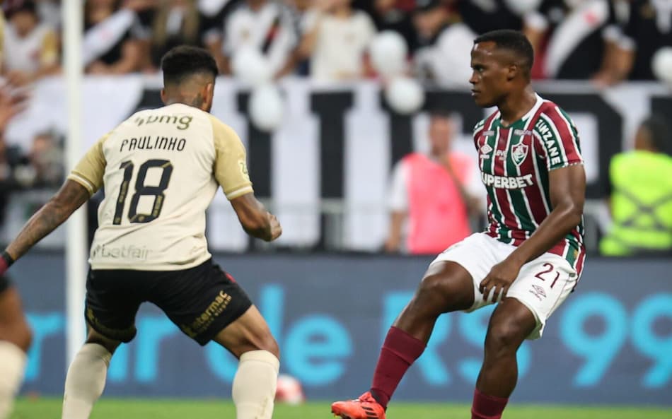 Jhon Arias sendo marcado por Paulinho no clássico entre Fluminense e Vasco, pelo Carioca