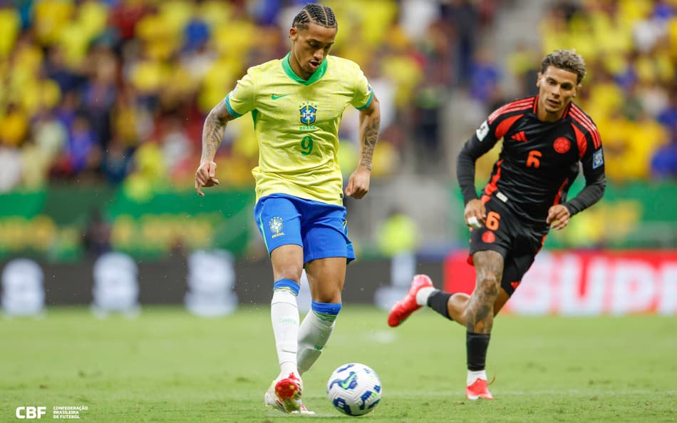 João Pedro em ação com a bola no jogo entre Brasil e Colômbia