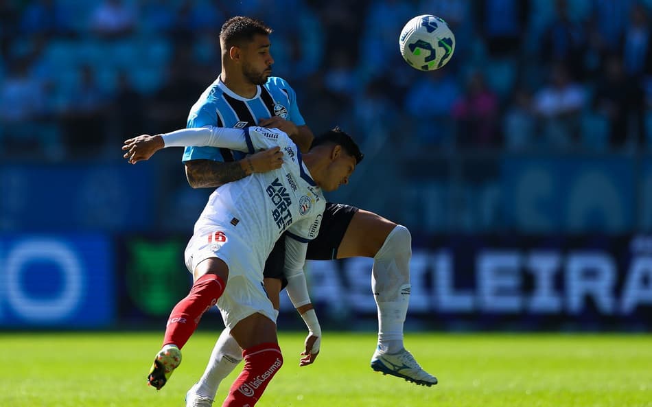 João Pedro em disputa de bola na vitória do Grêmio sobre o Bahia. (Foto: Lucas Uebel/Grêmio FBPA)