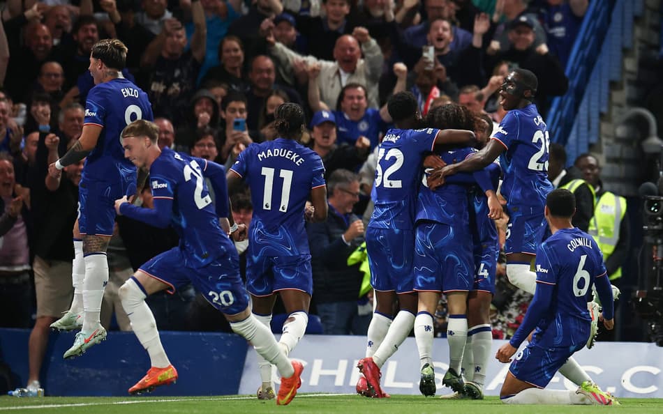 Jogadores do Chelsea comemoram gol de Cucurella sobre o Manchester United, pela Premier League