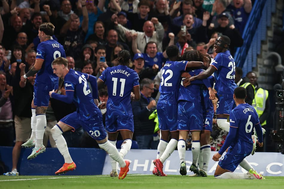Jogadores do Chelsea comemoram gol de Cucurella sobre o Manchester United, pela Premier League