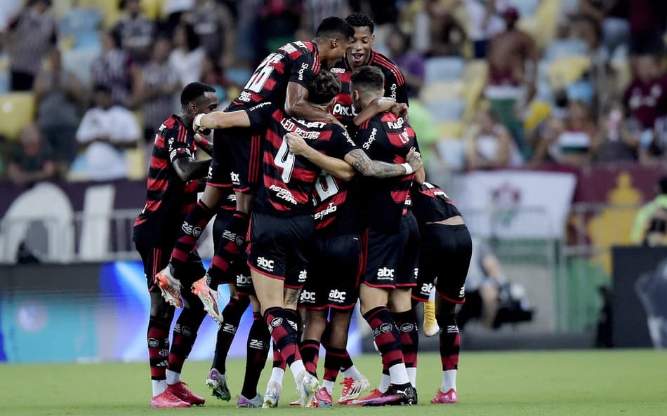 Jogadores do Flamengo comemoram gol marcado por Wesley sobre o Fluminense, na final do Campeonato Carioca