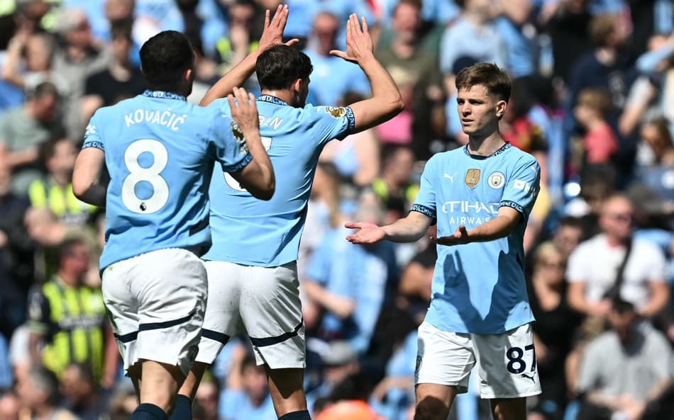 Jogadores do Manchester City comemoram gol sobre o Crystal Palace, pela Premier League