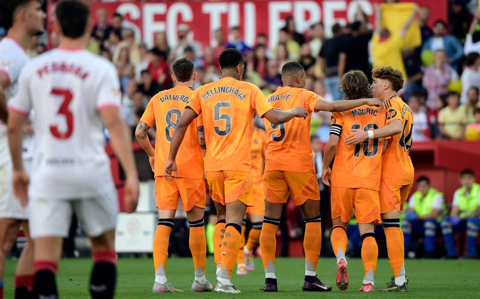 Jogadores do Real Madrid comemoram gol marcado sobre o Sevilla, pela La Liga