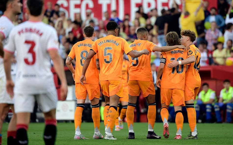 Jogadores do Real Madrid comemoram gol marcado sobre o Sevilla, pela La Liga