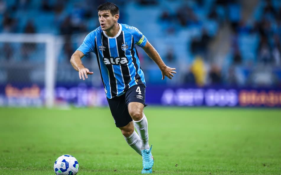 Kannemann com a bola no empate do Grêmio com o CSA. (Foto: Lucas Uebel/Grêmio FBPA)