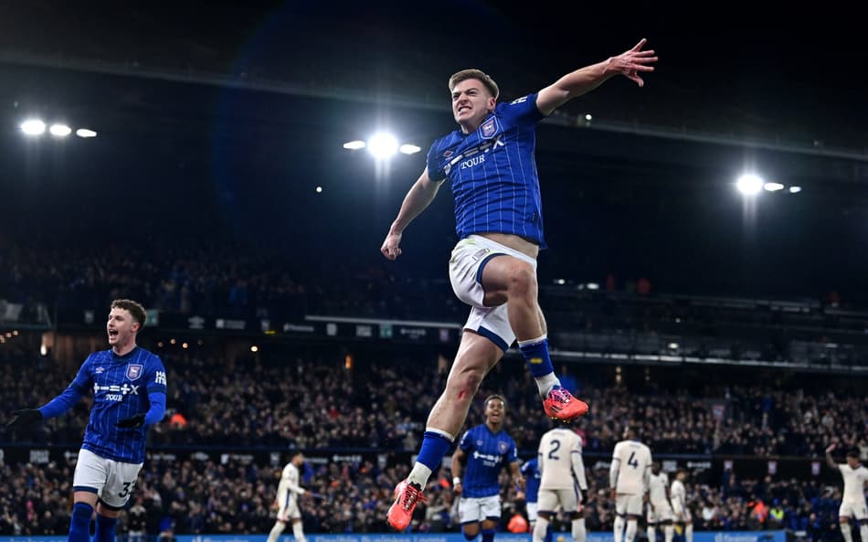 Liam Delap comemora primeiro gol do Ipswich sobre o Chelsea, pela Premier League