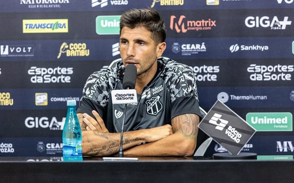 Lucas Mugni, do Ceará, durante coletiva (Foto: Felipe Santos/Ceará SC)