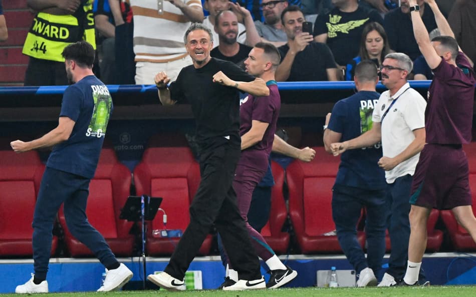 Luis Enrique comemora gol do PSG contra a Inter de Milão na final da Champions League