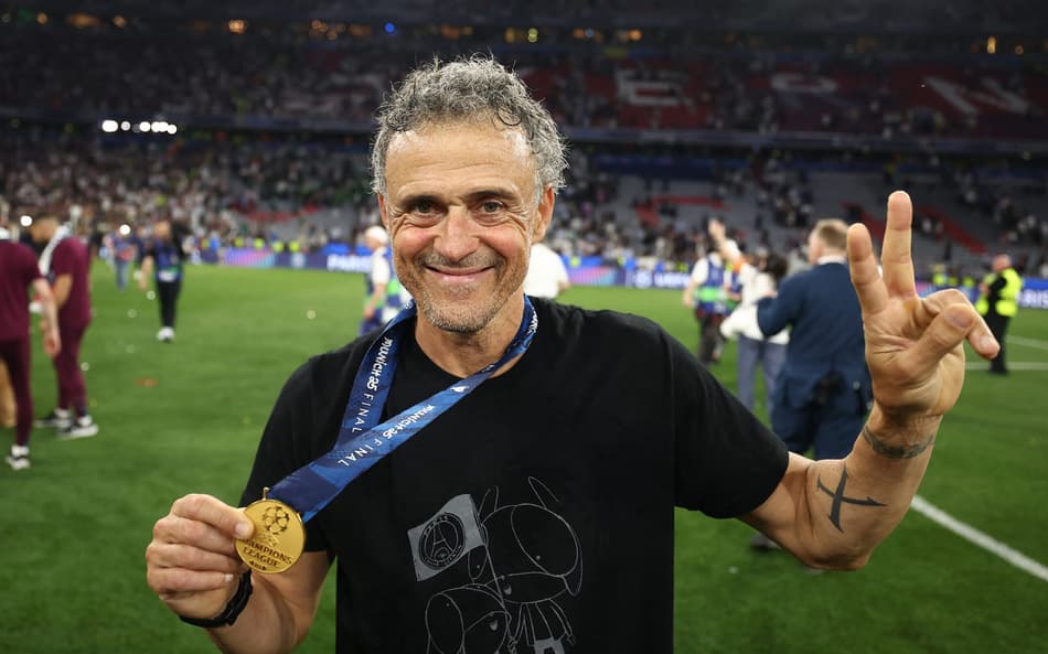 Luis Enrique comemora título do PSG na Champions League com camisa em homenagem à filha falecida em 2019