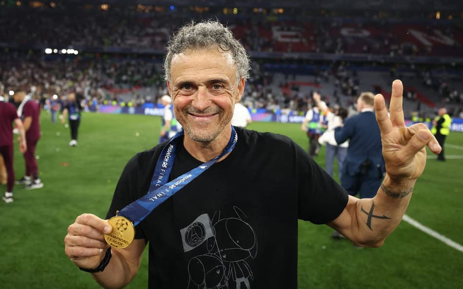 Luis Enrique comemora título da Champions League com camisa em homenagem à filha falecida em 2019