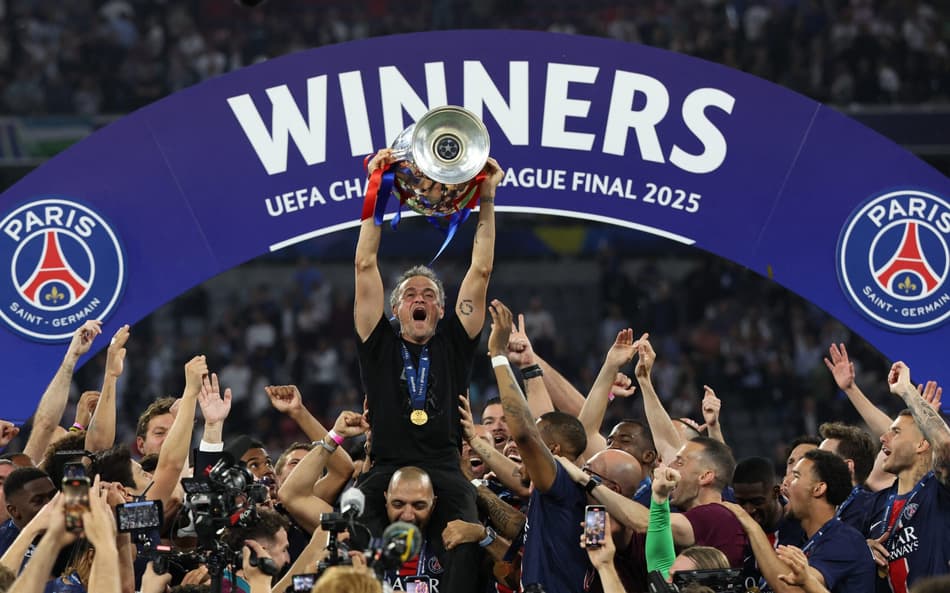 Luis Enrique ergue o troféu da Champions League vencida pelo PSG
