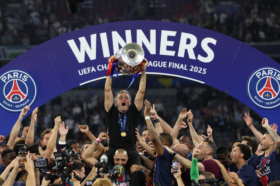 Luis Enrique ergue o troféu da Champions League vencida pelo PSG