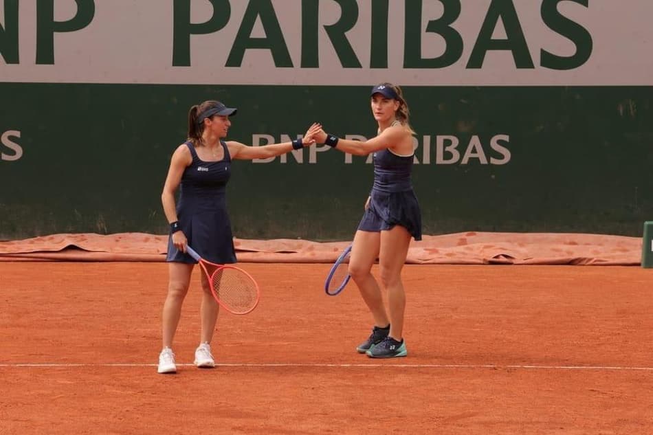 Luisa Stefani e Timea Babos em Roland Garros (Loic Wacziak / FFT)