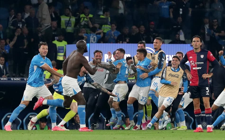 Lukaku comemora segundo gol do Napoli sobre o Cagliari pelo título do Campeonato Italiano
