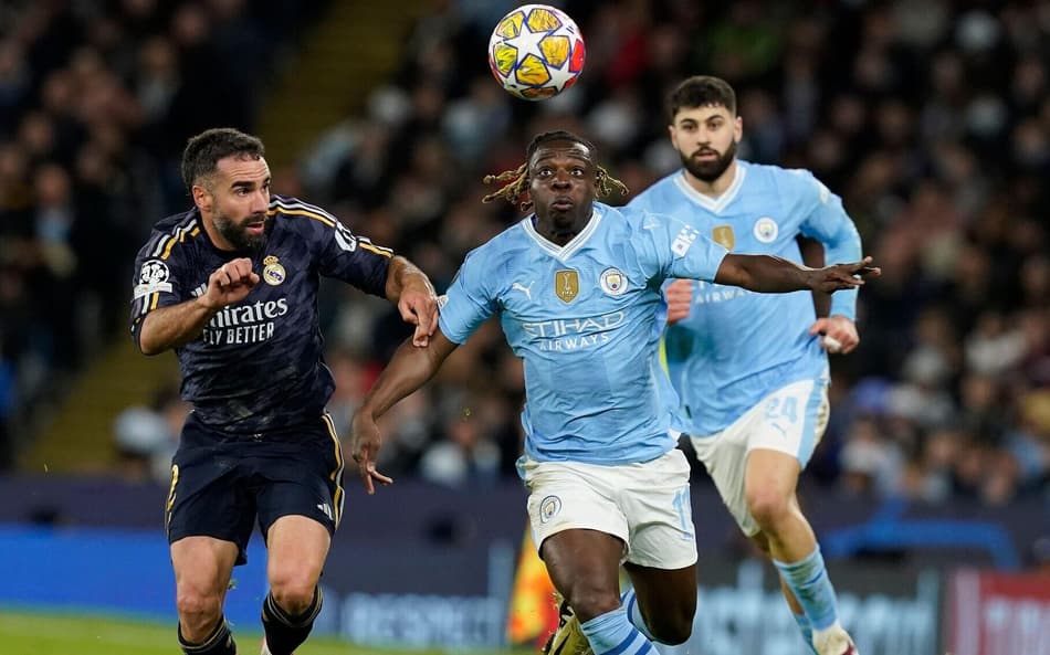 Manchester, UK. 17th Apr, 2024. Jeremy Doku of Manchester City is challenged by Daniel Carvajal of Real Madrid (L) during the UEFA Champions League Quarter Final 2nd Leg match at the Etihad Stadium, Manchester. Picture credit should read: Andrew Yates/Spo