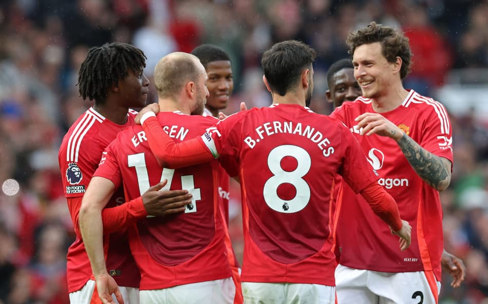 Manchester United comemorando o gol de Eriksen, na última partida da Premier League (Foto: Darren Staples/AFP)