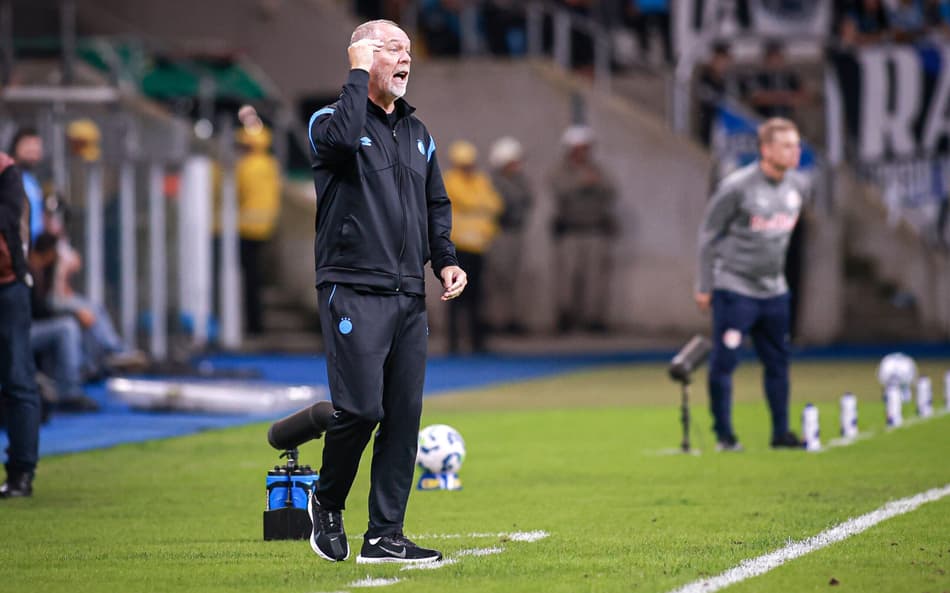 Mano Menezes gesticula durante o empate do Grêmio com o Bragantino. (Foto: Maxi Franzoi/AGIF)