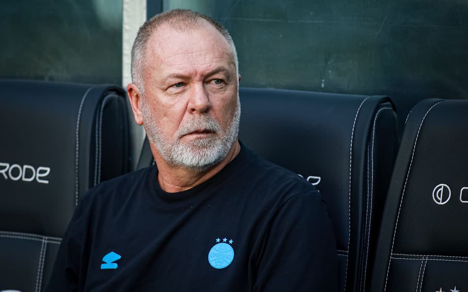 Mano Menezes antes do jogo entre Grêmio e Santos, pelo Campeonato Brasileiro. (Foto: Maxi Franzoi/AGIF)
