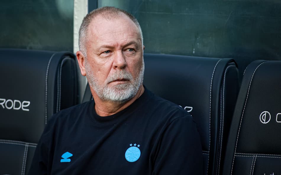 Mano Menezes antes do jogo entre Grêmio e Santos, pelo Campeonato Brasileiro. (Foto: Maxi Franzoi/AGIF)