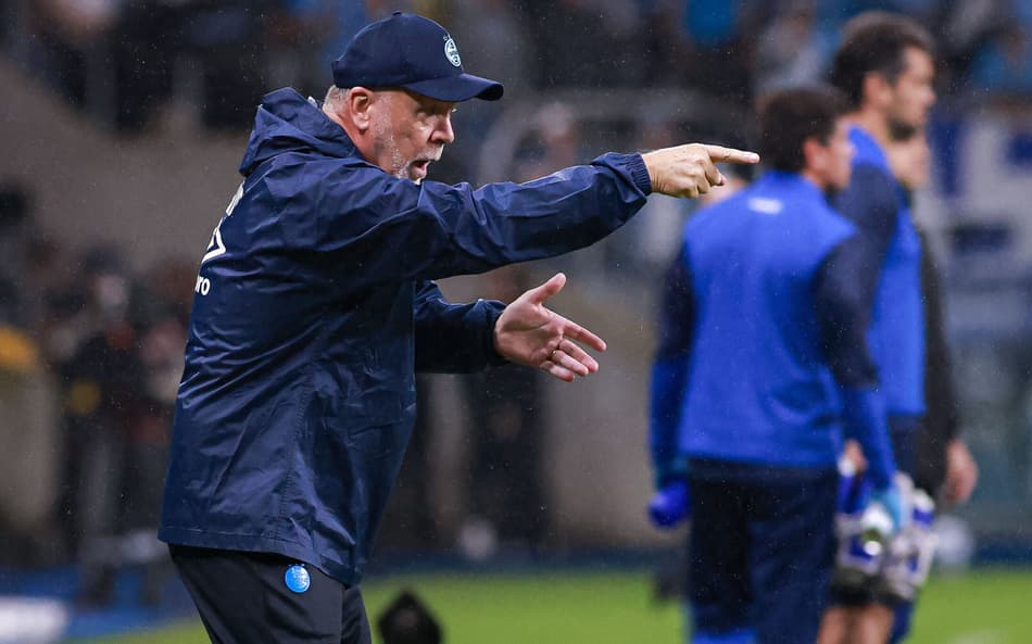 Mano Menezes orienta o Grêmio no empate do Grêmio com o CSA. (Foto: Maxi Franzoi/AGIF)