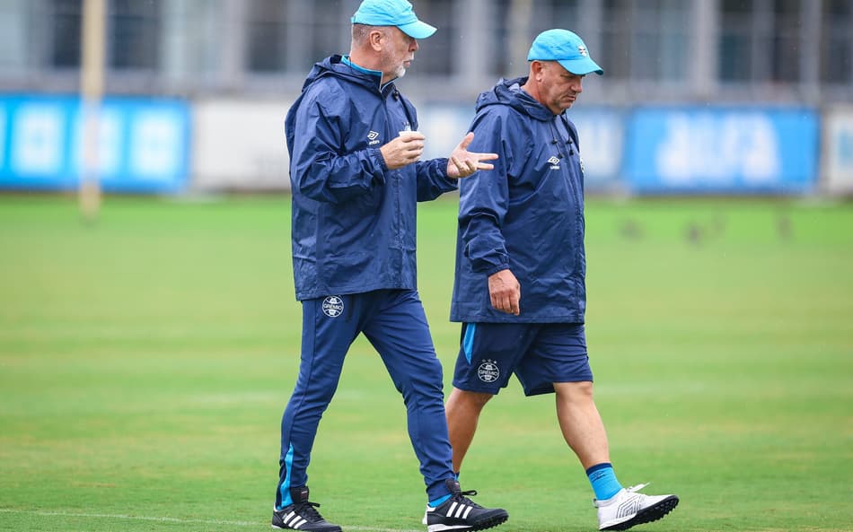 Mano Menezes e James Freitas em treinamento do Grêmio. (Foto: Lucas Uebel/Grêmio FBPA)