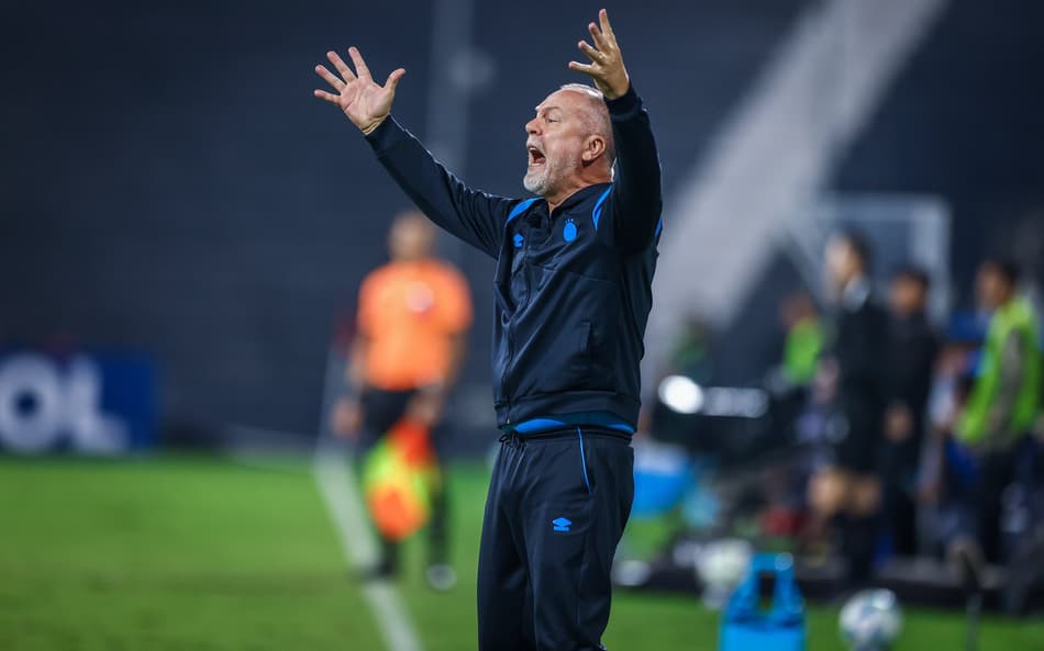 Mano Menezes esbraveja durante o empate do Grêmio com o Atlético Grau-PER. (Foto: Lucas Uebel/Grêmio FBPA)