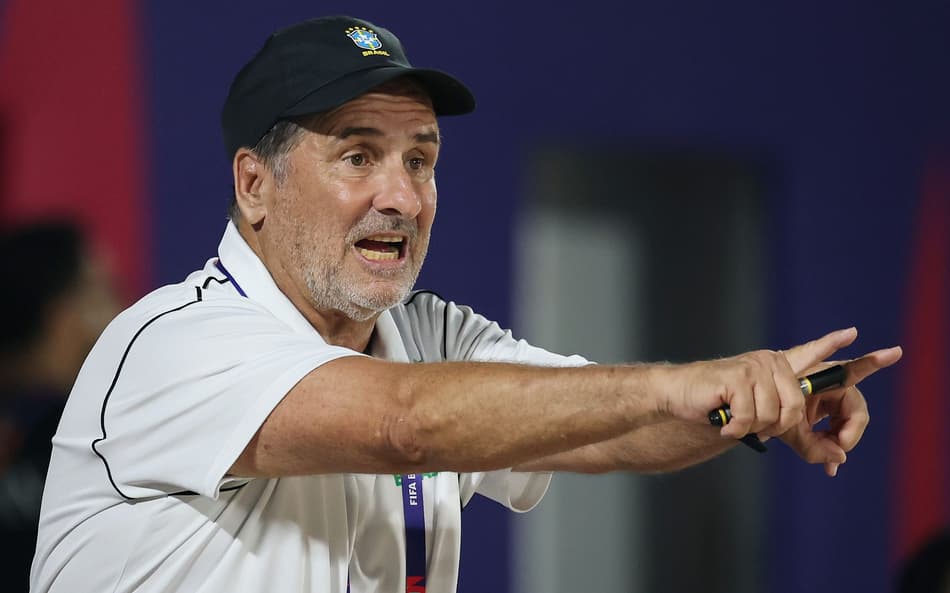 Marco Octavio faz correção durante partida pela Seleção contra Omã, pela Copa do Mundo de Beach Soccer, em Seicheles Créditos: Alex Grimm - FIFA/FIFA via Getty Images)