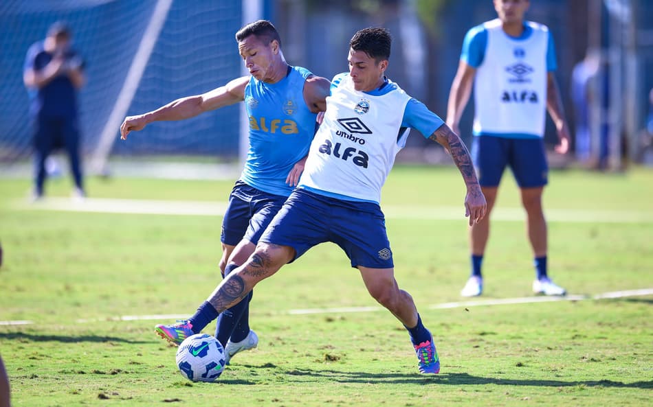 Marlon e Pavón em disputa de bola em treinamento do Grêmio. (Foto: Lucas Uebel/Grêmio FBPA)