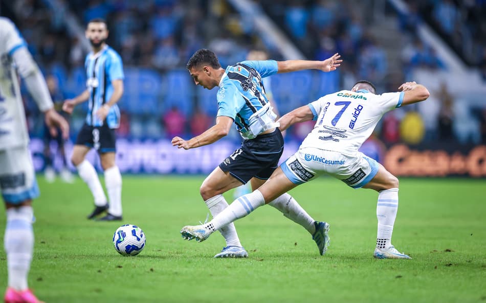 Monsalve com a bola durante o empate entre Grêmio e CSA. (Foto: Lucas Uebel/Grêmio FBPA)