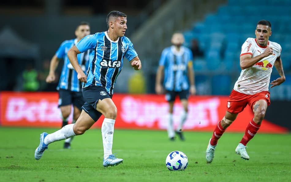 Monsalve com a bola no empate do Grêmio com o Red Bull Bragantino. (Foto: Lucas Uebel/Grêmio FBPA)